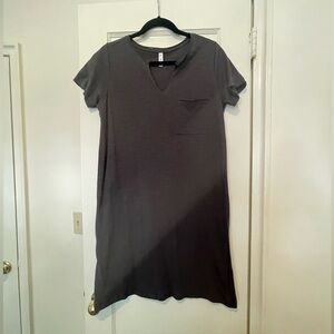 Women’s v-neck short sleeve mini dress with pocket